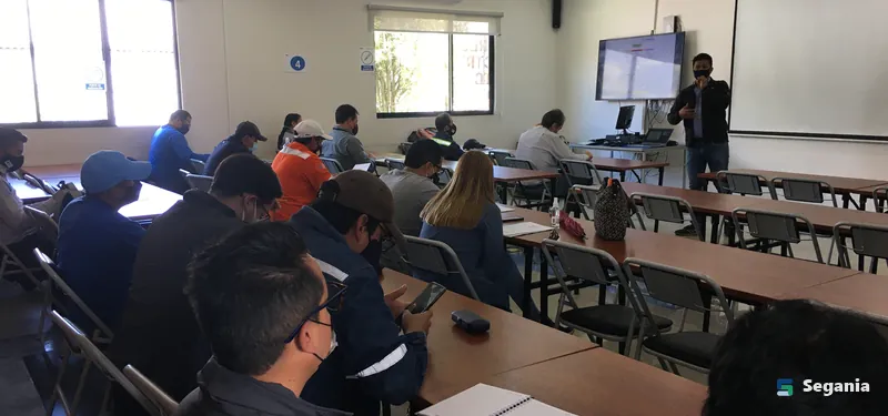 Un grupo en clase frente a la pantalla del instructor
