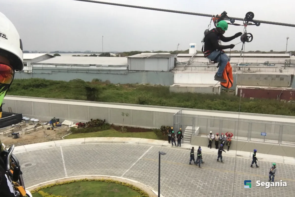 Técnico suspendido de un cable trabajando sobre una cabina